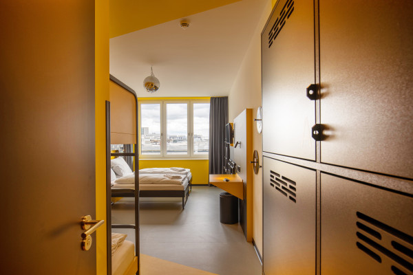 Cama(s) en dormitorio femenino